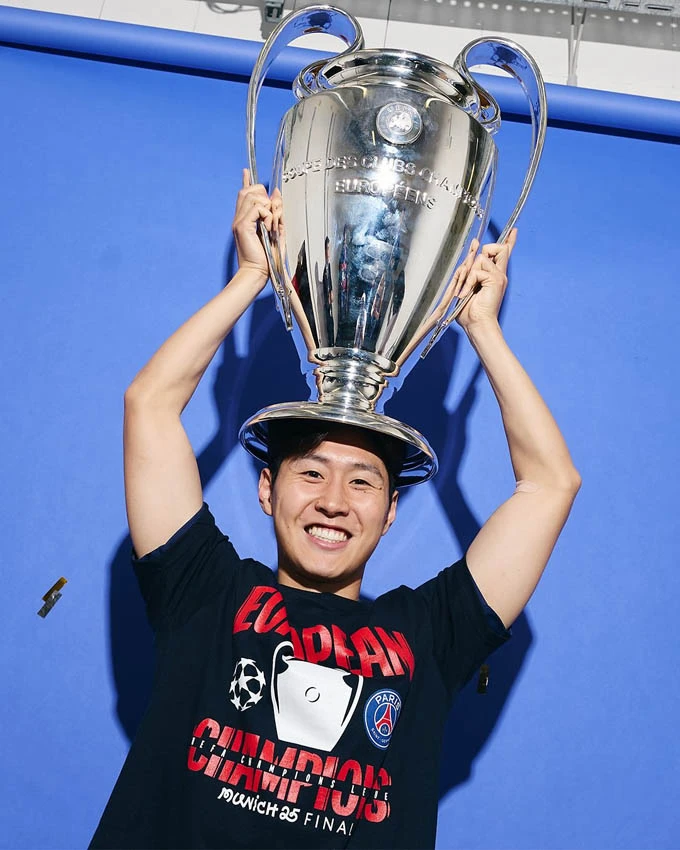 Lee Kang-in đi vào lịch sử Champions League