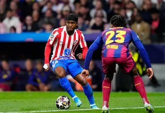 Lookman gọi trận thắng Barca là tàu lượn siêu tốc