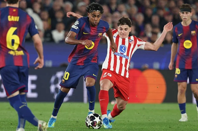 Màn chào hàng tàn nhẫn của Julian Alvarez tại Camp Nou Màn chào hàng tàn nhẫn của Julian Alvarez tại Camp Nou