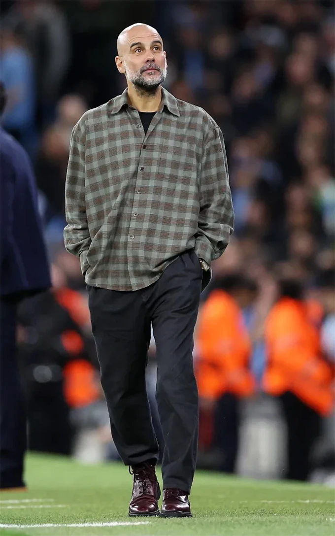 Man City thua ngay từ… chiếc áo gây tranh cãi của Pep Guardiola! Man City thua ngay từ… chiếc áo gây tranh cãi của Pep Guardiola!