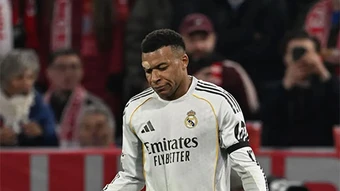 Mbappe có hành động lạ ngay trước khi bóng lăn