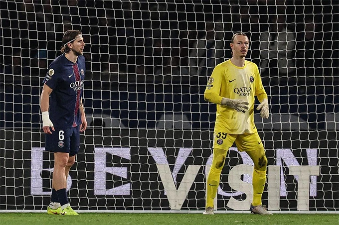 Mối quan hệ khó xử giữa Safonov và Zabarnyi ở PSG Mối quan hệ khó xử giữa Safonov và Zabarnyi ở PSG
