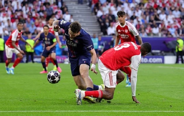 Mosquera biếu phạt đền phá hỏng thế trận của Arsenal Mosquera biếu phạt đền phá hỏng thế trận của Arsenal