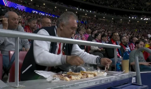 Người đàn ông bánh mì chiếm sóng trận bán kết Champions League Người đàn ông bánh mì chiếm sóng trận bán kết Champions League