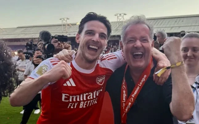 Piers Morgan thấy "nực cười" khi CĐV Tottenham và Chelsea chế nhạo Arsenal Piers Morgan thấy "nực cười" khi CĐV Tottenham và Chelsea chế nhạo Arsenal