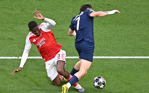 PSG bảo vệ ngai vàng từ sai số nhỏ nhất của Arsenal PSG bảo vệ ngai vàng từ sai số nhỏ nhất của Arsenal