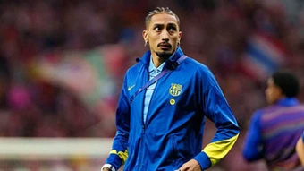 Raphinha: 'Barca bị cướp vé bán kết Champions League trắng trợn'
