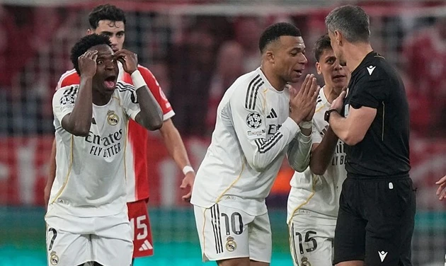 Real Madrid phẫn nộ vì bị trọng tài vùi dập suốt 25 ngày qua Real Madrid phẫn nộ vì bị trọng tài vùi dập suốt 25 ngày qua