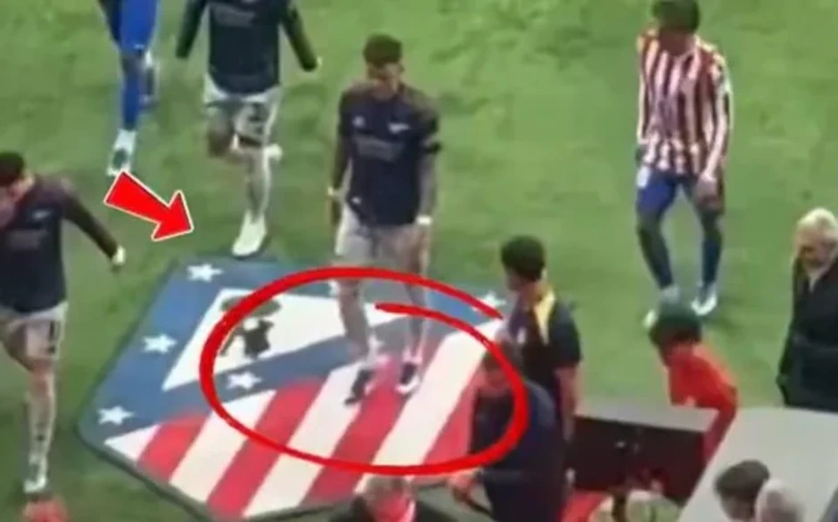 Simeone và hậu vệ Arsenal căng thẳng vì chuyện giẫm lên logo Atletico Simeone và hậu vệ Arsenal căng thẳng vì chuyện giẫm lên logo Atletico