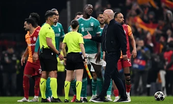 Slot phàn nàn về VAR sau trận thua của Liverpool