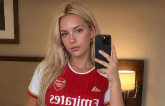 Sự thật về nữ cổ động viên Arsenal gây sốt tại Budapest Sự thật về nữ cổ động viên Arsenal gây sốt tại Budapest