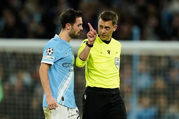 Tai hại của thẻ đỏ đầu tiên trong sự nghiệp Bernardo Silva Tai hại của thẻ đỏ đầu tiên trong sự nghiệp Bernardo Silva