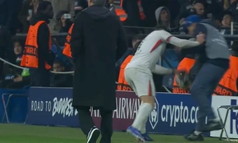 Tiền đạo Chelsea xô ngã cậu bé nhặt bóng của PSG