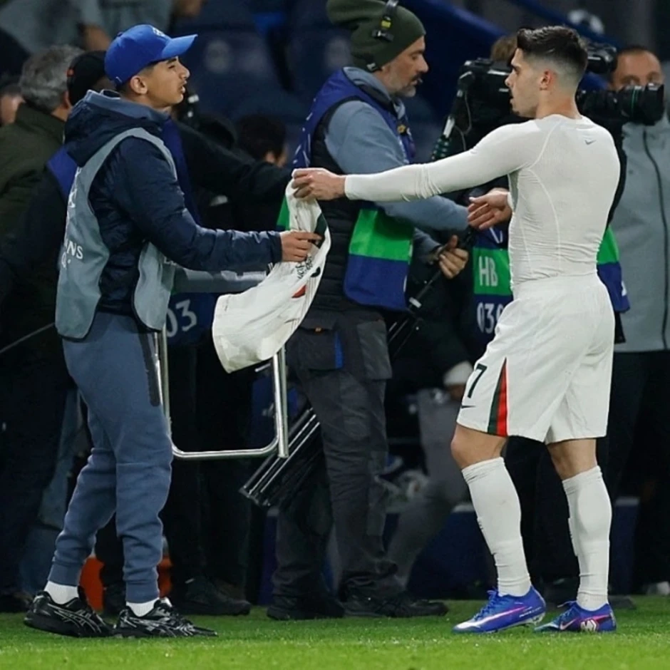 Tiền đạo Chelsea xô ngã cậu bé nhặt bóng của PSG Tiền đạo Chelsea xô ngã cậu bé nhặt bóng của PSG
