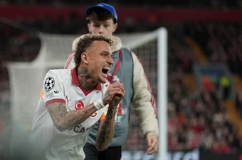 Tiền đạo Galatasaray đứt lìa đầu ngón tay khi thua Liverpool