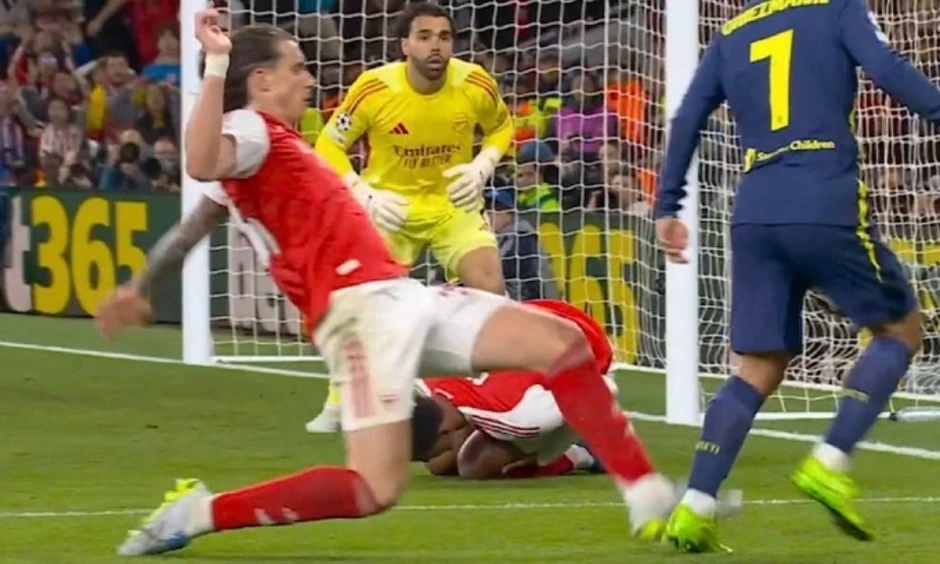 Tranh cãi về hai lần Arsenal thoát phạt trước Atletico