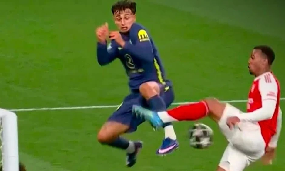Tranh cãi về hai lần Arsenal thoát phạt trước Atletico