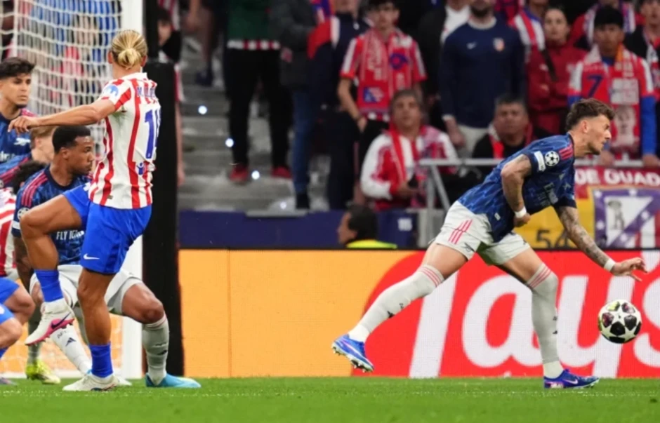 Tranh cãi vì Arsenal bị tước phạt đền trước Atletico Tranh cãi vì Arsenal bị tước phạt đền trước Atletico