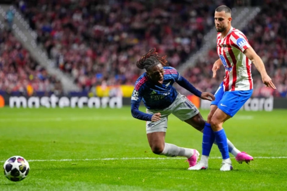 Tranh cãi vì Arsenal bị tước phạt đền trước Atletico Tranh cãi vì Arsenal bị tước phạt đền trước Atletico