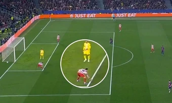 Trọng tài bỏ qua tình huống hậu vệ Atletico dùng tay chặn bóng