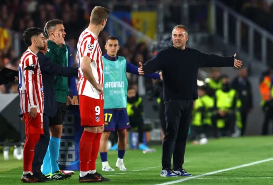 Trọng tài bỏ qua tình huống hậu vệ Atletico dùng tay chặn bóng Trọng tài bỏ qua tình huống hậu vệ Atletico dùng tay chặn bóng
