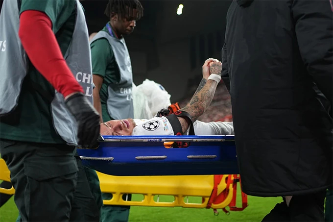 Tuyển thủ Hà Lan nhập viện khẩn cấp trong ngày Galatasaray thua đậm Liverpool Tuyển thủ Hà Lan nhập viện khẩn cấp trong ngày Galatasaray thua đậm Liverpool