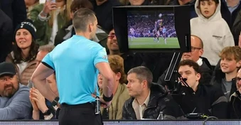 UEFA muốn trả lại vị trí trung tâm cho trọng tài