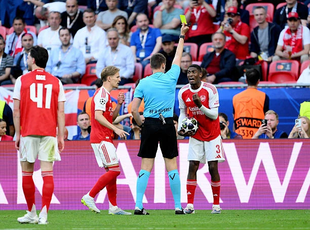 Vì sao Mosquera của Arsenal tránh được thẻ đỏ trước PSG?