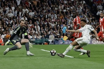 Vì sao Philipp Lahm coi Manuel Neuer là thủ môn trăm năm có một?