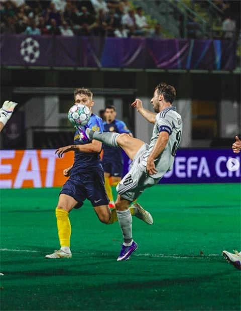Yaya Toure làm nên lịch sử!