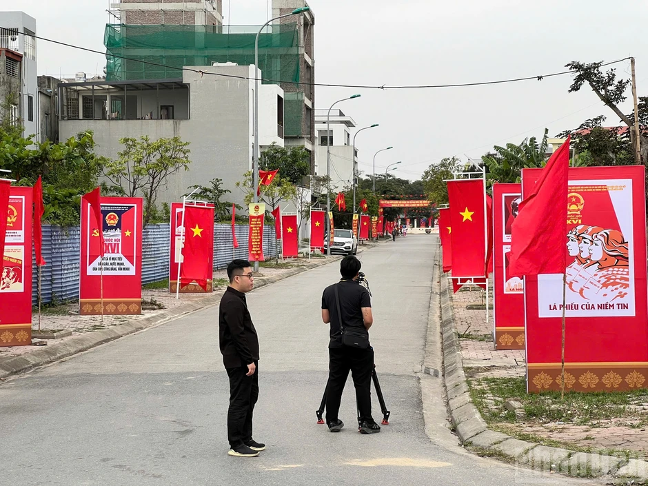 [Ảnh] Báo chí trên mọi nẻo đường tác nghiệp trong ngày hội lớn của dân tộc