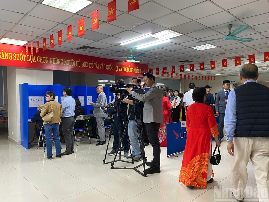 [Ảnh] Báo chí trên mọi nẻo đường tác nghiệp trong ngày hội lớn của dân tộc