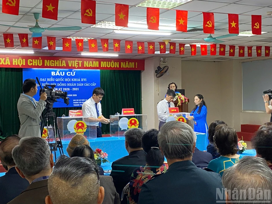 [Ảnh] Báo chí trên mọi nẻo đường tác nghiệp trong ngày hội lớn của dân tộc