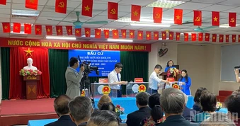 [Ảnh] Báo chí trên mọi nẻo đường tác nghiệp trong ngày hội lớn của dân tộc