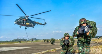 [Ảnh] Bộ đội đặc công Quân khu 7 thực hành nhảy dù và đổ bộ đường không