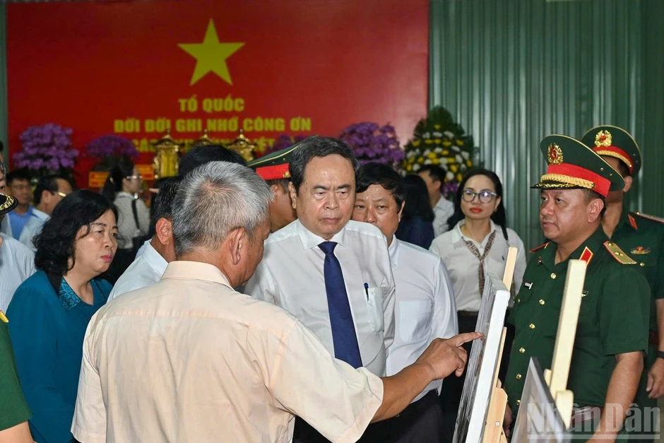 [Ảnh] Chủ tịch Quốc hội dâng hương các Anh hùng liệt sĩ ở Công viên Lê Thị Riêng