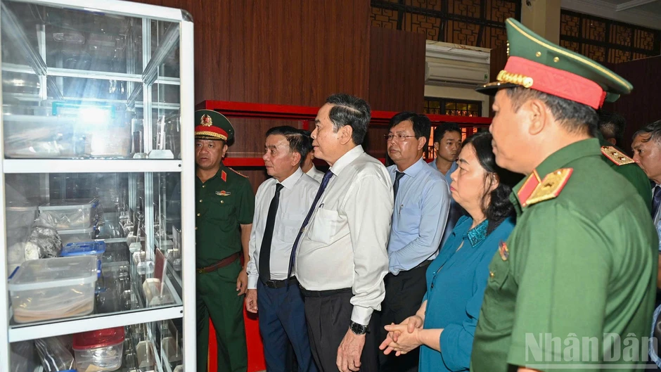 [Ảnh] Chủ tịch Quốc hội dâng hương các Anh hùng liệt sĩ ở Công viên Lê Thị Riêng