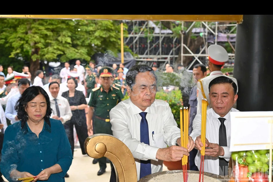 [Ảnh] Chủ tịch Quốc hội dâng hương các Anh hùng liệt sĩ ở Công viên Lê Thị Riêng