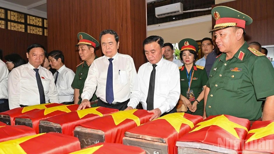 [Ảnh] Chủ tịch Quốc hội dâng hương các Anh hùng liệt sĩ ở Công viên Lê Thị Riêng