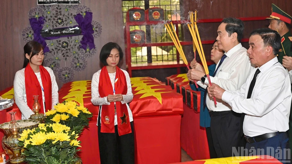 [Ảnh] Chủ tịch Quốc hội dâng hương các Anh hùng liệt sĩ ở Công viên Lê Thị Riêng