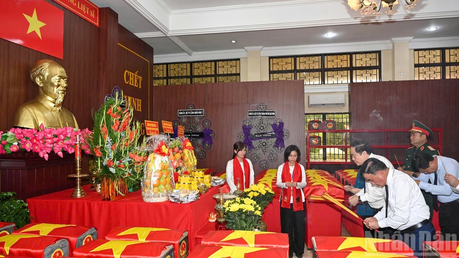 [Ảnh] Chủ tịch Quốc hội dâng hương các Anh hùng liệt sĩ ở Công viên Lê Thị Riêng