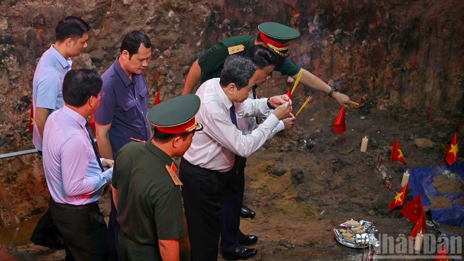 [Ảnh] Chủ tịch Quốc hội dâng hương các Anh hùng liệt sĩ ở Công viên Lê Thị Riêng