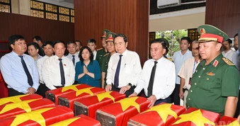 [Ảnh] Chủ tịch Quốc hội dâng hương các Anh hùng liệt sĩ ở Công viên Lê Thị Riêng