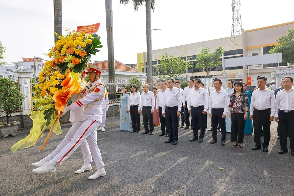 [Ảnh] Chủ tịch Quốc hội dâng hương tại Di tích lịch sử-văn hóa quốc gia Dinh quận Hóc Môn