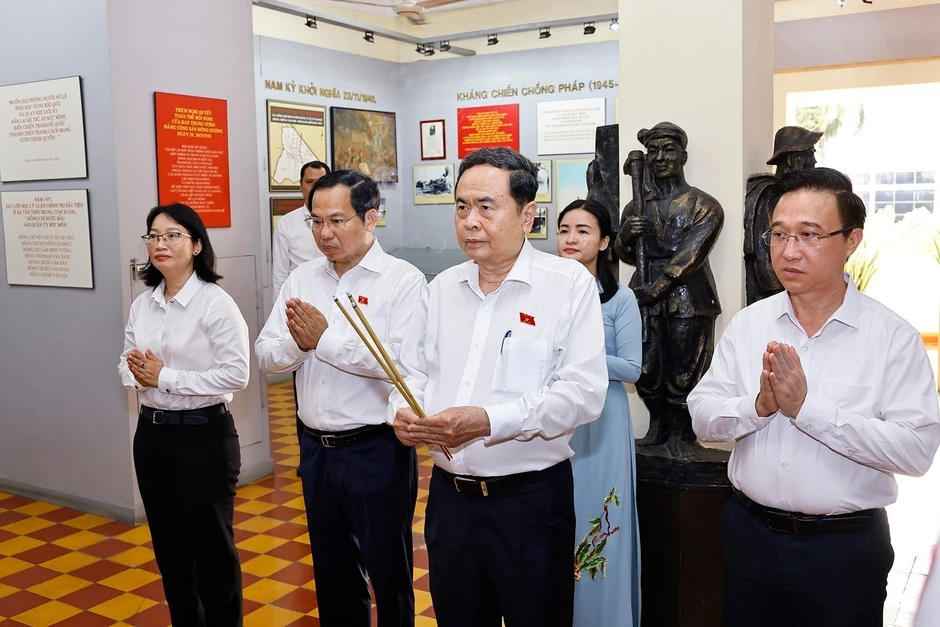 [Ảnh] Chủ tịch Quốc hội dâng hương tại Di tích lịch sử-văn hóa quốc gia Dinh quận Hóc Môn