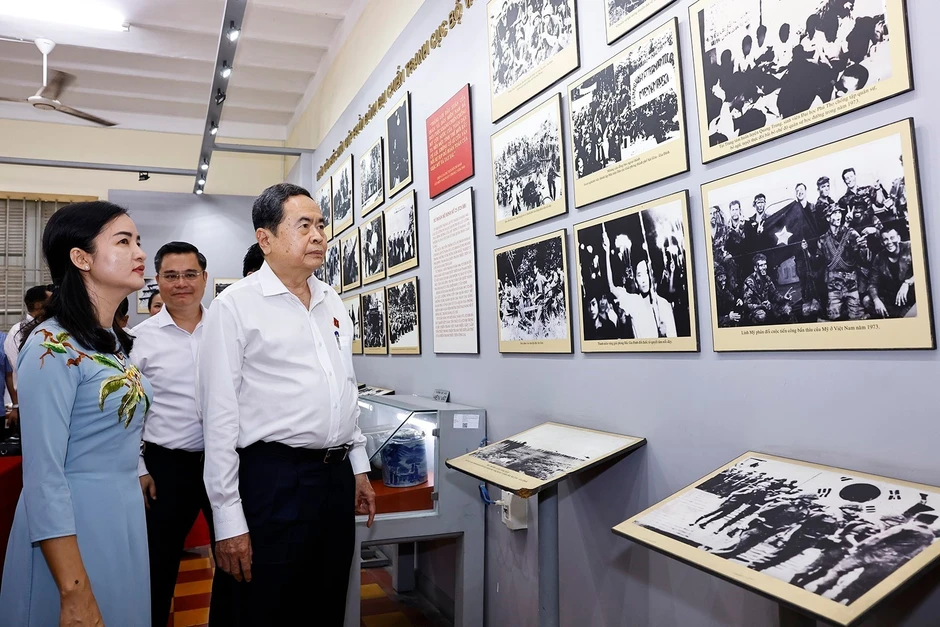 [Ảnh] Chủ tịch Quốc hội dâng hương tại Di tích lịch sử-văn hóa quốc gia Dinh quận Hóc Môn