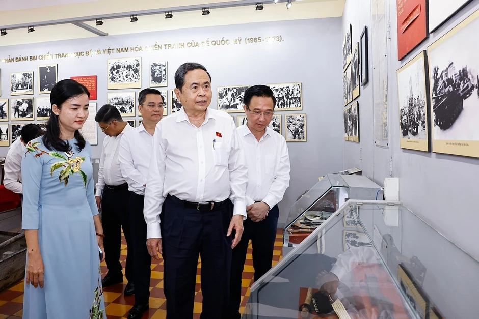 [Ảnh] Chủ tịch Quốc hội dâng hương tại Di tích lịch sử-văn hóa quốc gia Dinh quận Hóc Môn