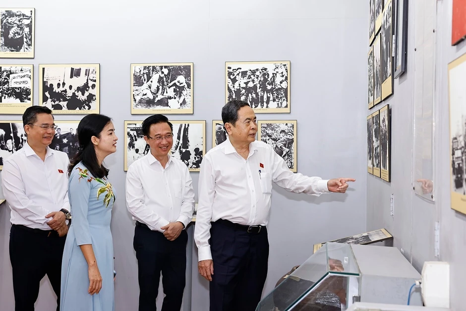 [Ảnh] Chủ tịch Quốc hội dâng hương tại Di tích lịch sử-văn hóa quốc gia Dinh quận Hóc Môn