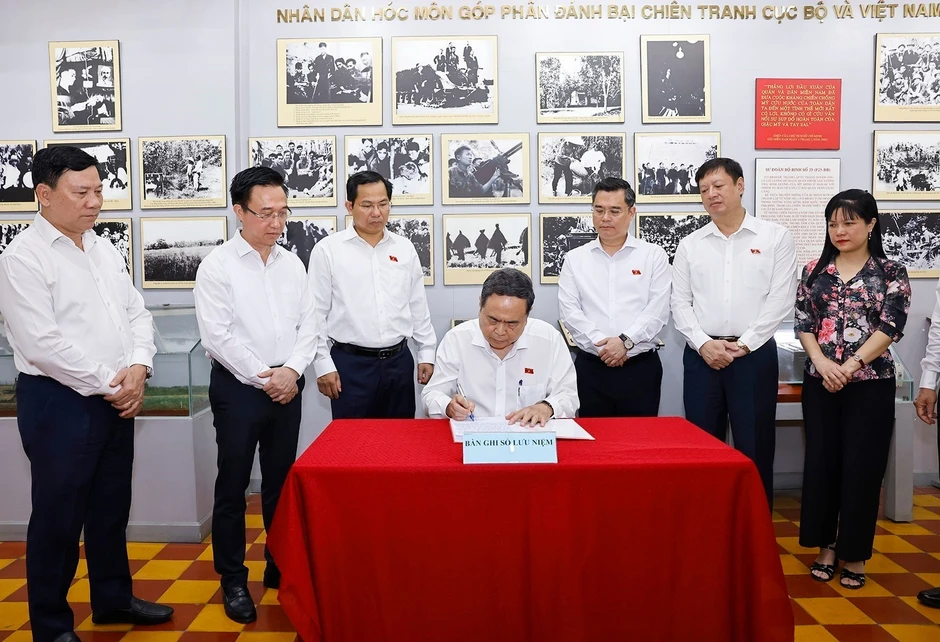 [Ảnh] Chủ tịch Quốc hội dâng hương tại Di tích lịch sử-văn hóa quốc gia Dinh quận Hóc Môn