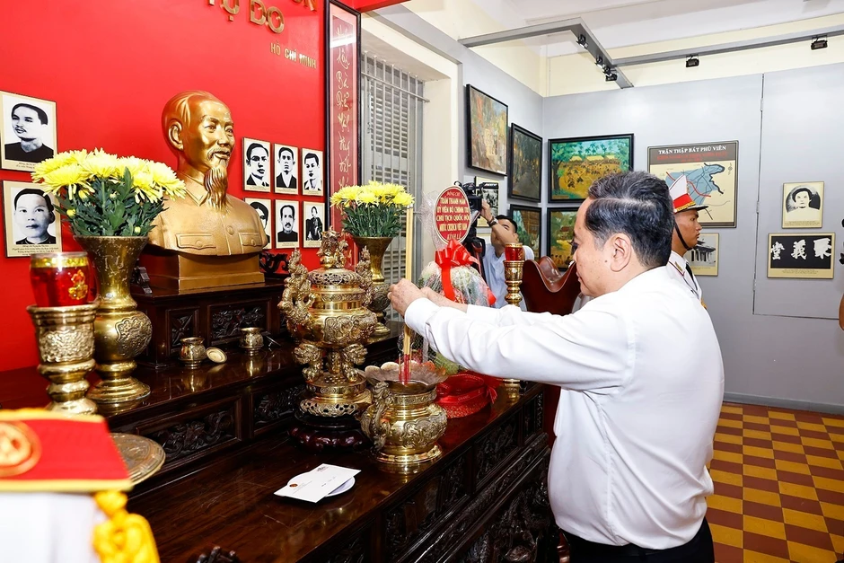 [Ảnh] Chủ tịch Quốc hội dâng hương tại Di tích lịch sử-văn hóa quốc gia Dinh quận Hóc Môn